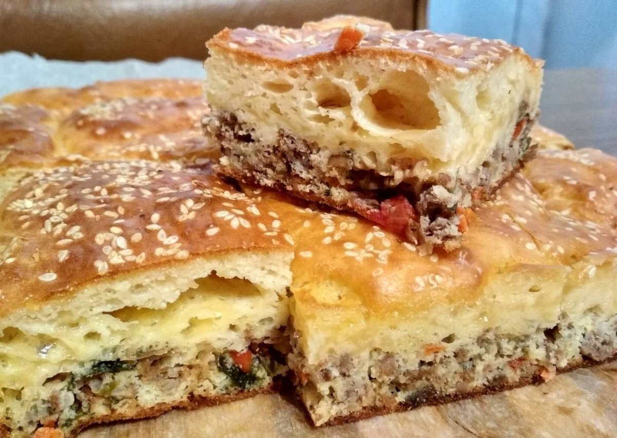 Заливной пирог с мясом на кефирной основе
