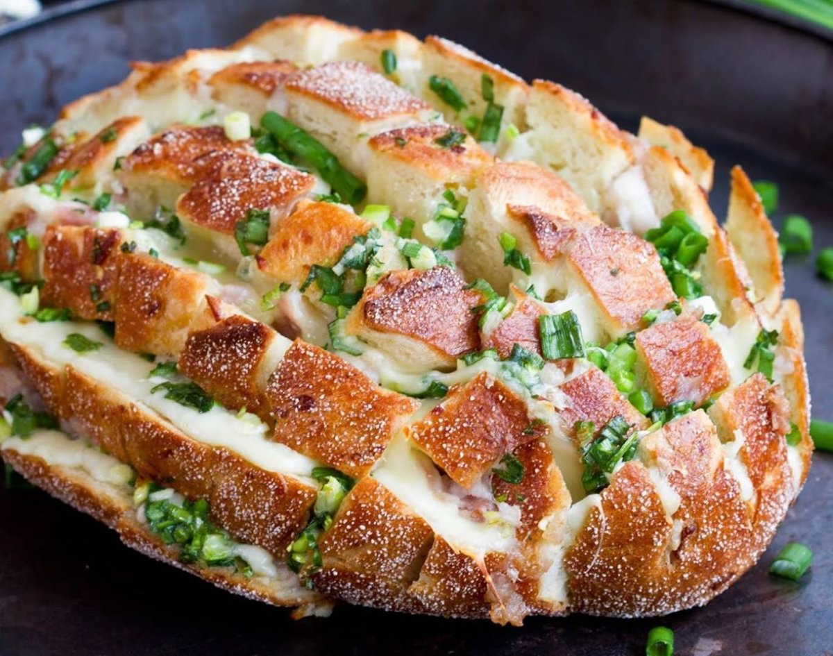 Батон с сыром и чесноком