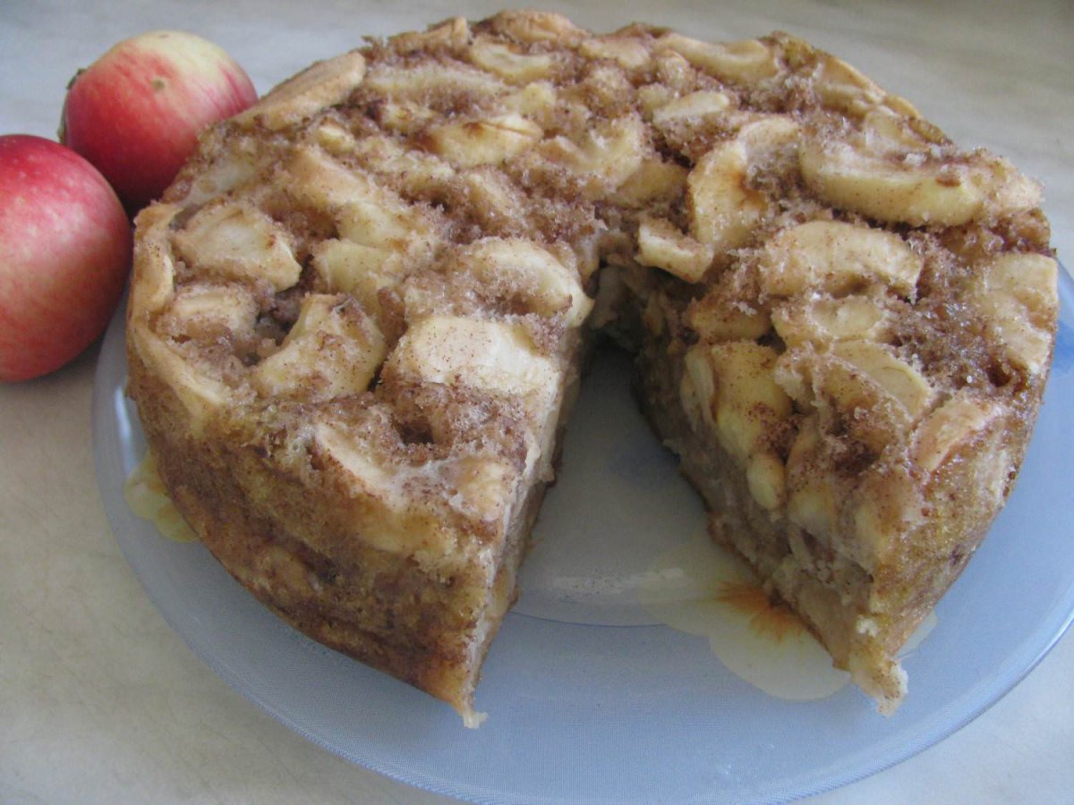 Шарлотка с яблоками в мультиварке