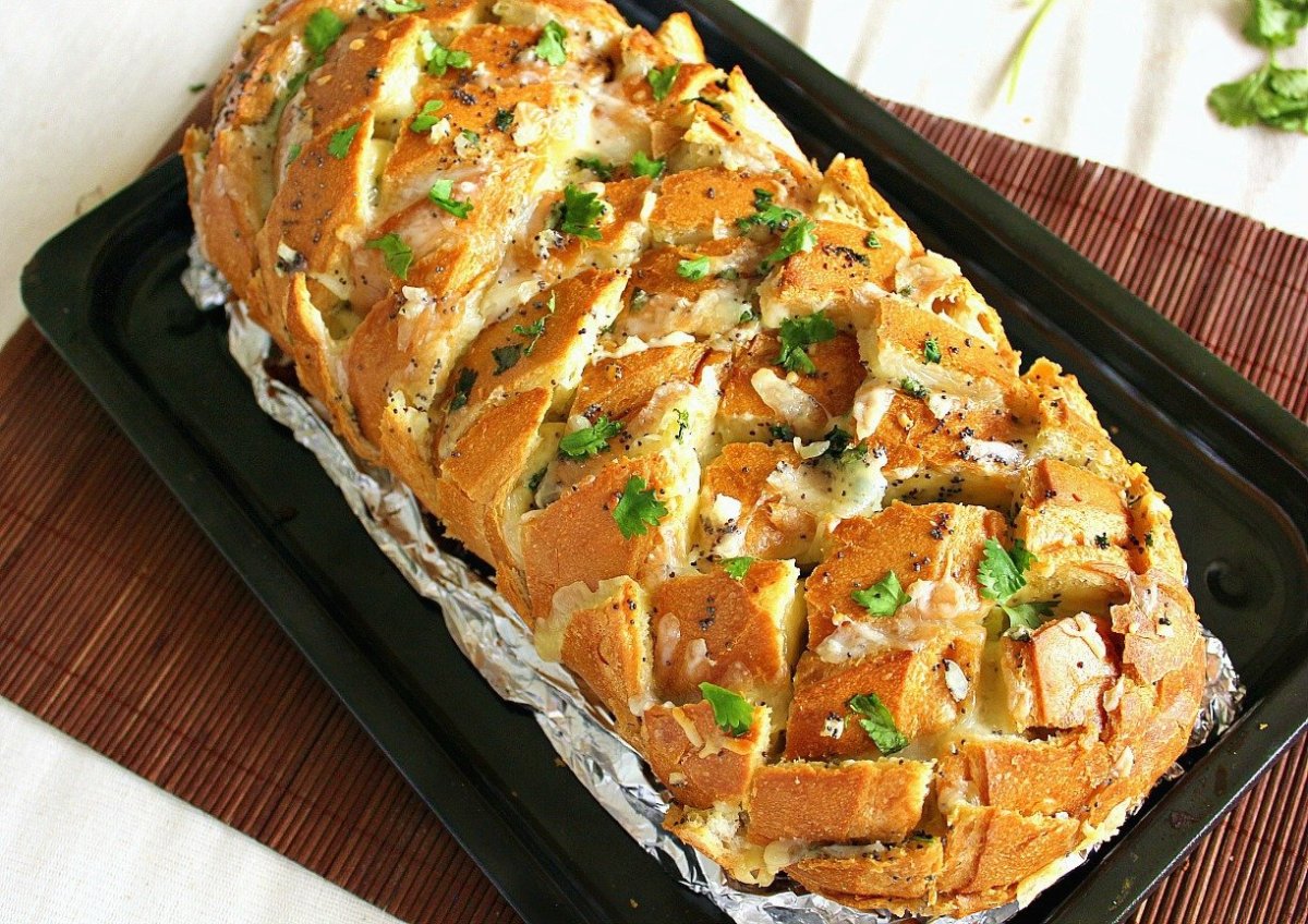 Батон с сыром и чесноком в духовке
