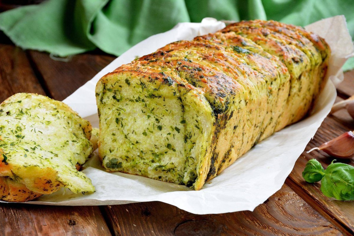 Хлеб с чесноком и зеленью
