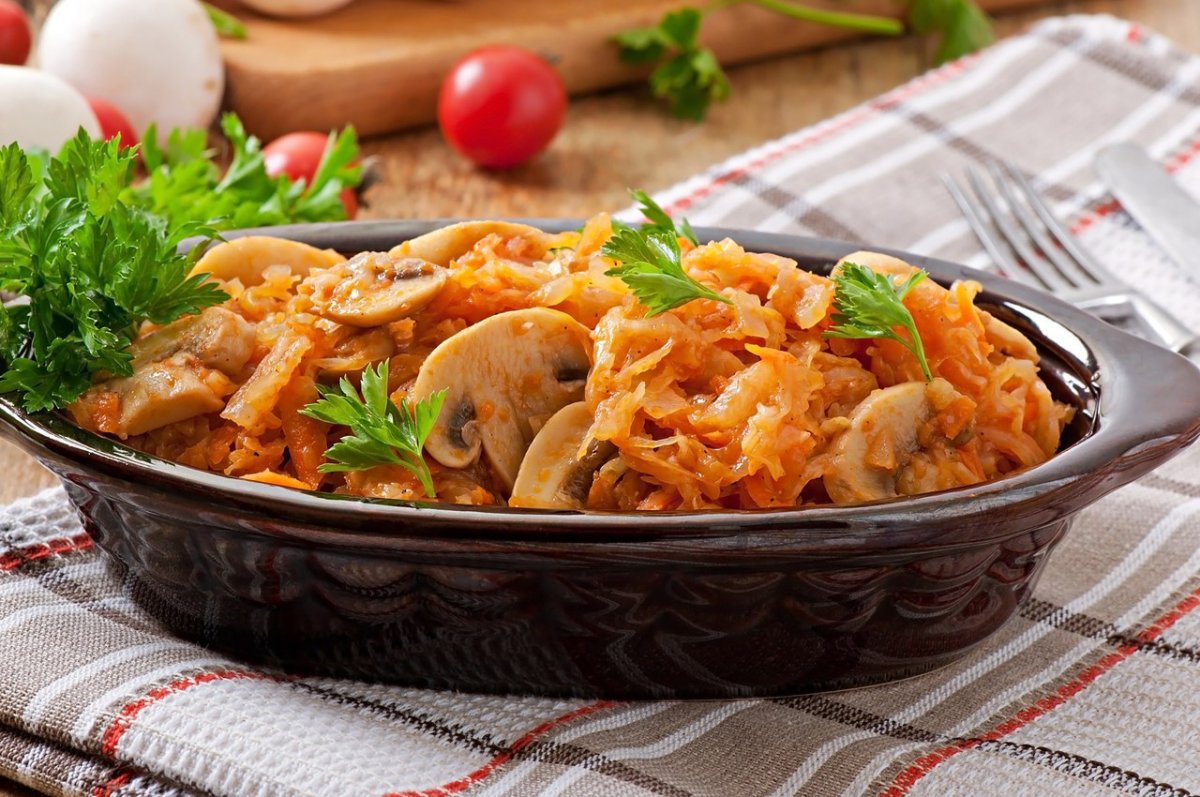 Тушёная капуста с сосисками