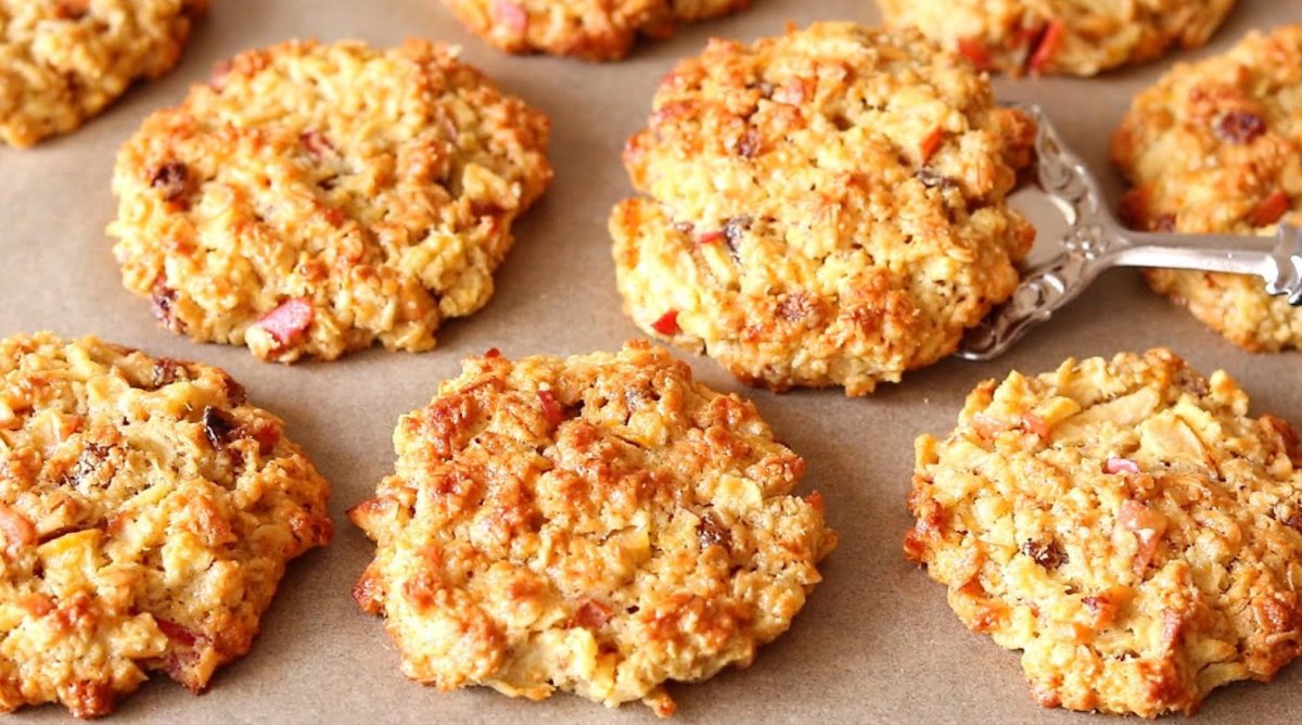 Печенье с яблоками и брусникой