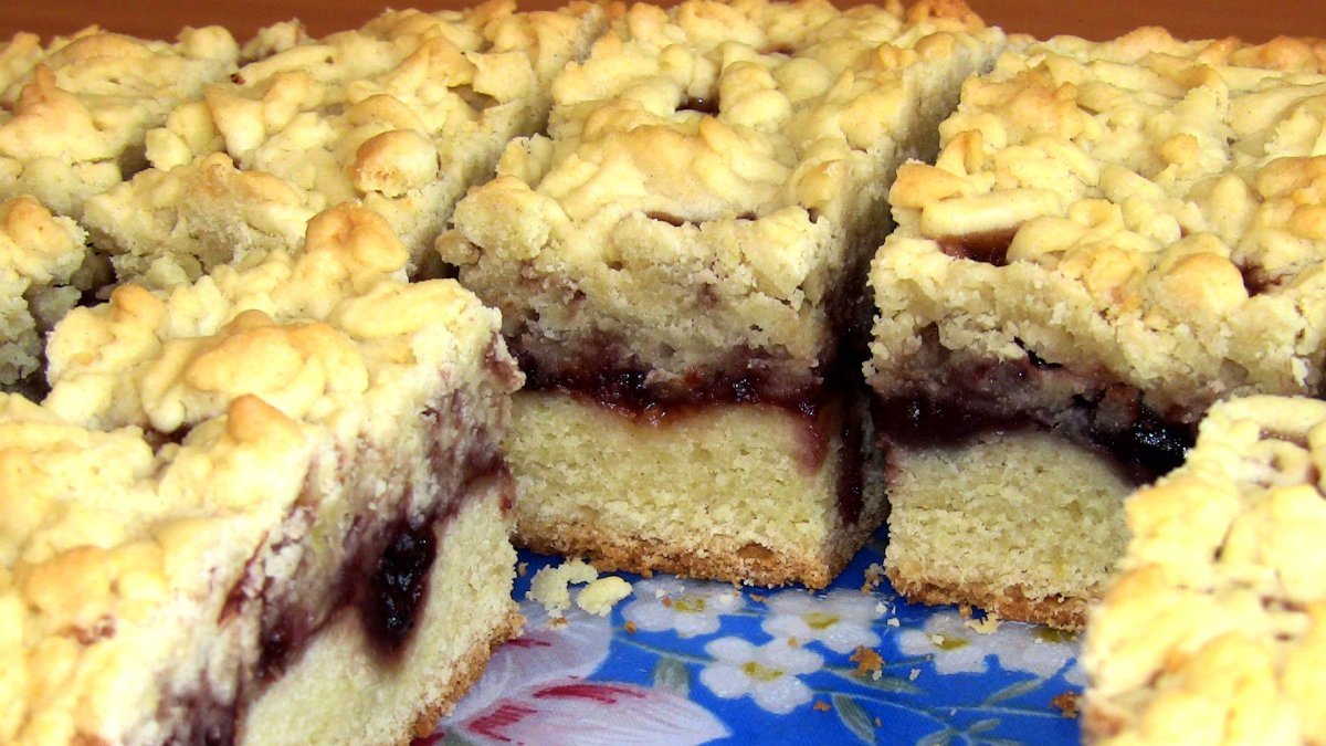 Песочный пирог с яблоками и крошкой