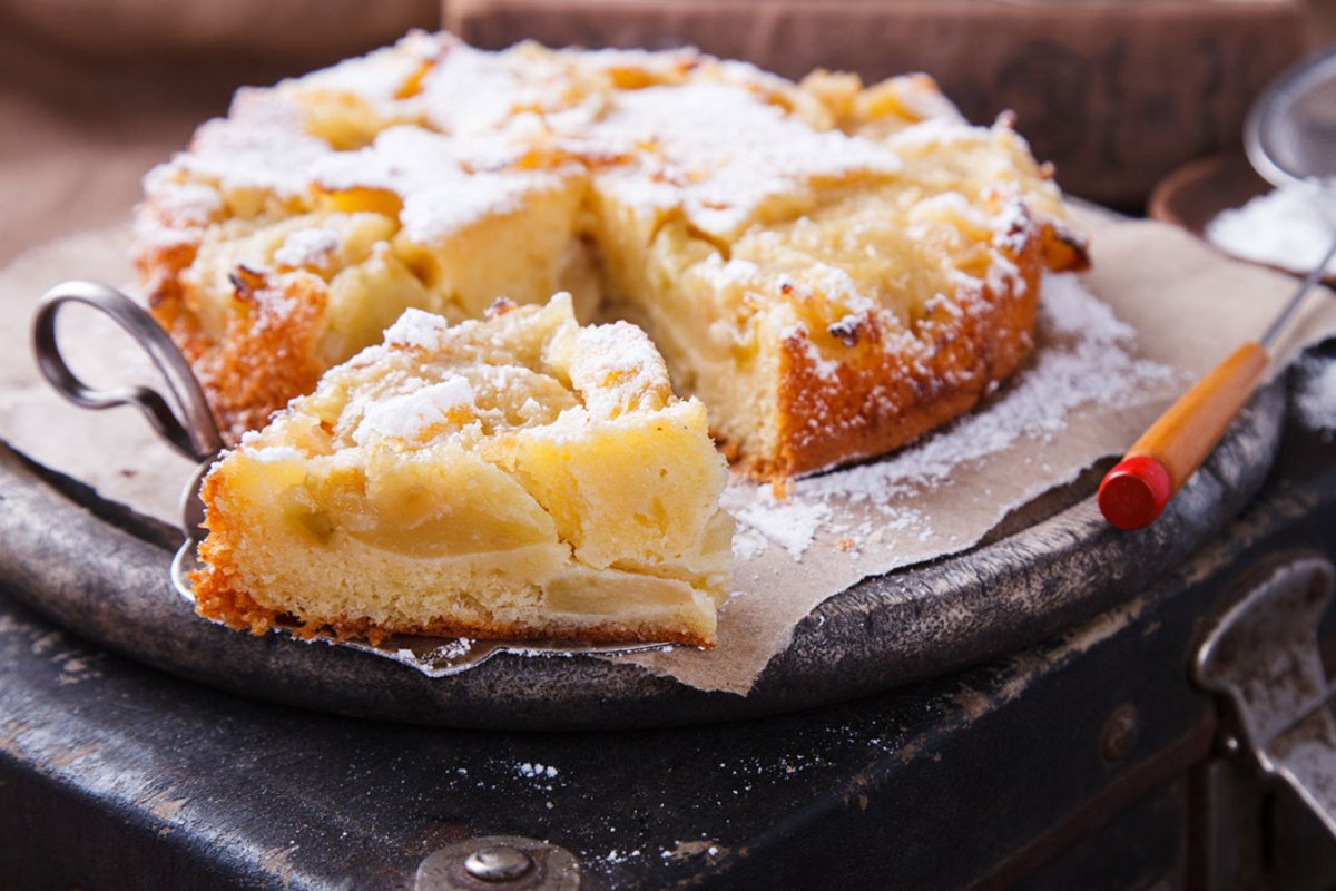 Творожная шарлотка с яблоками в духовке