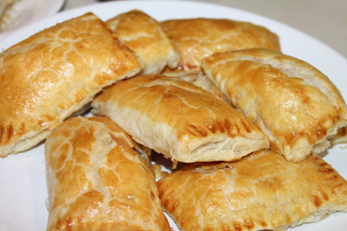 Пирожок с ветчиной и сыром