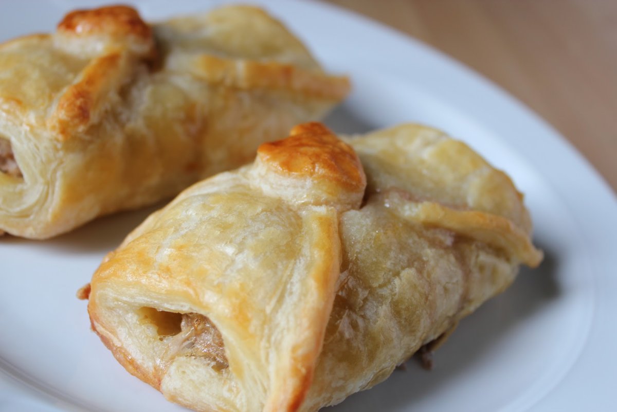 Слоеные пирожки с мясом