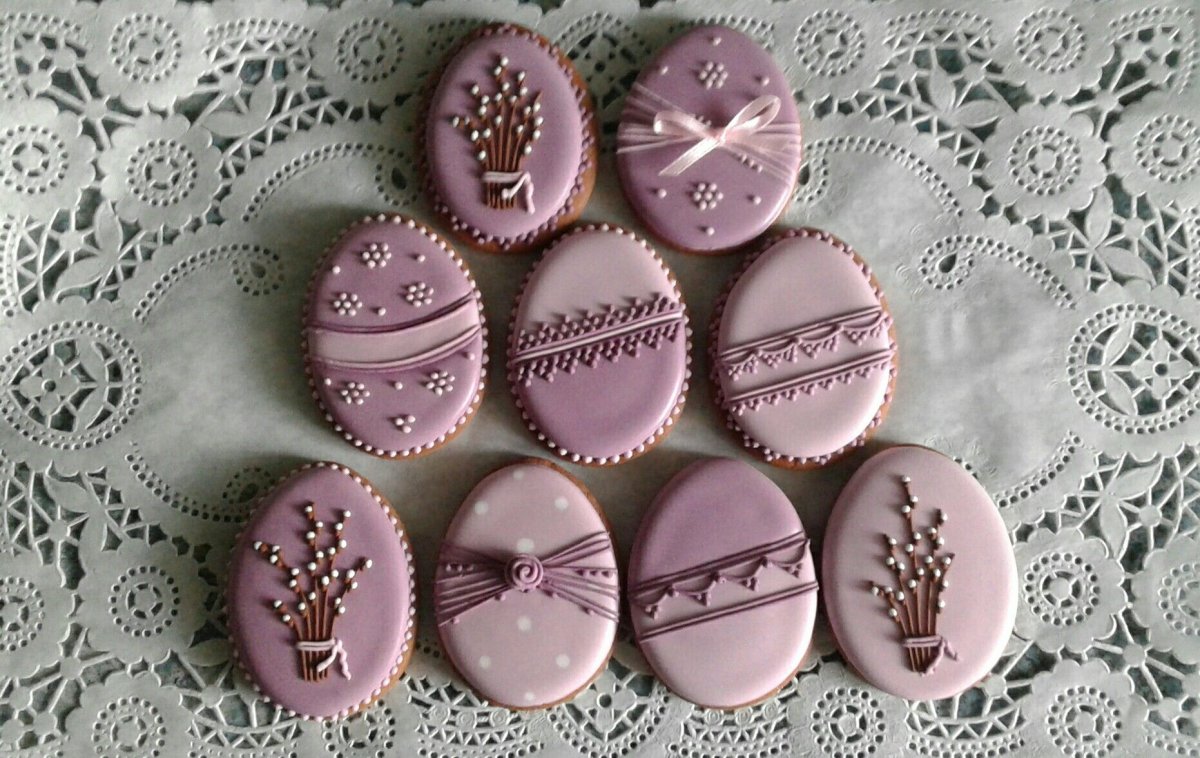 Decorating of Easter cookies