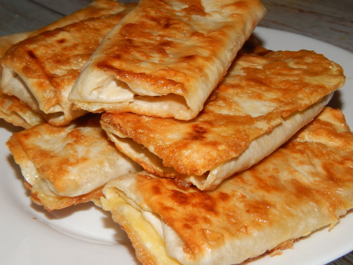 Рваный пирог из лаваша с сыром в духовке