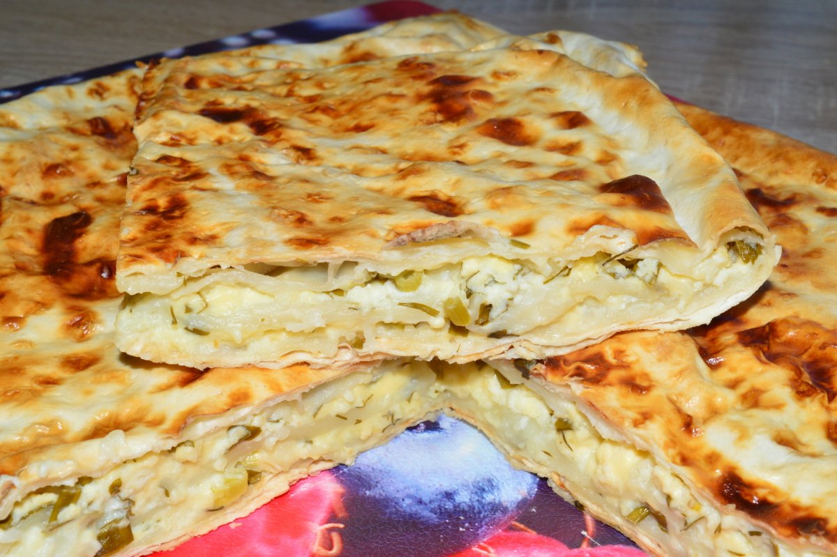 Лаваш с колбасой и сыром на сковороде