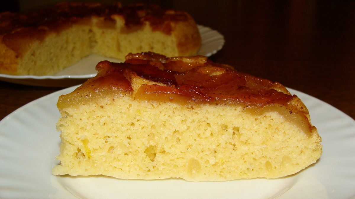 Шарлотка с грушами