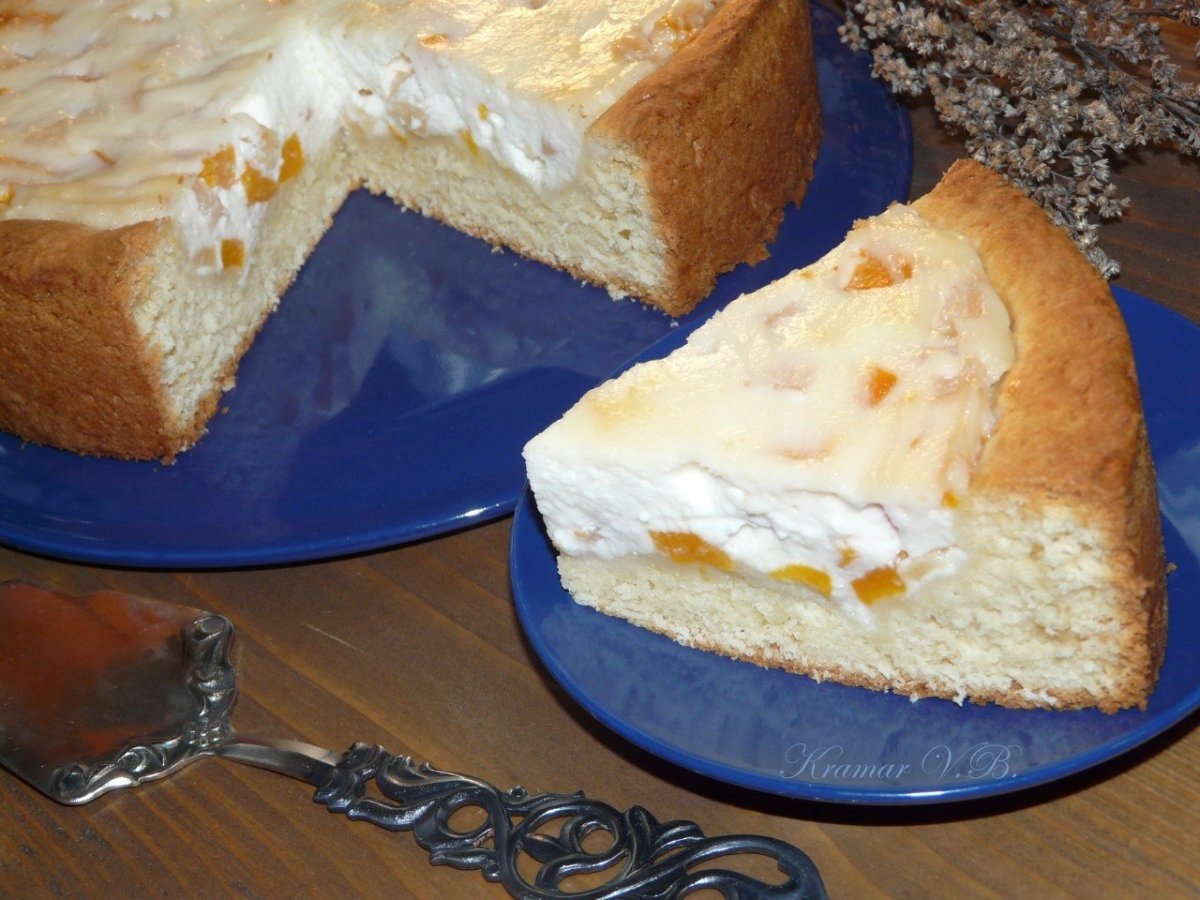 Пирог с творогом и персиками
