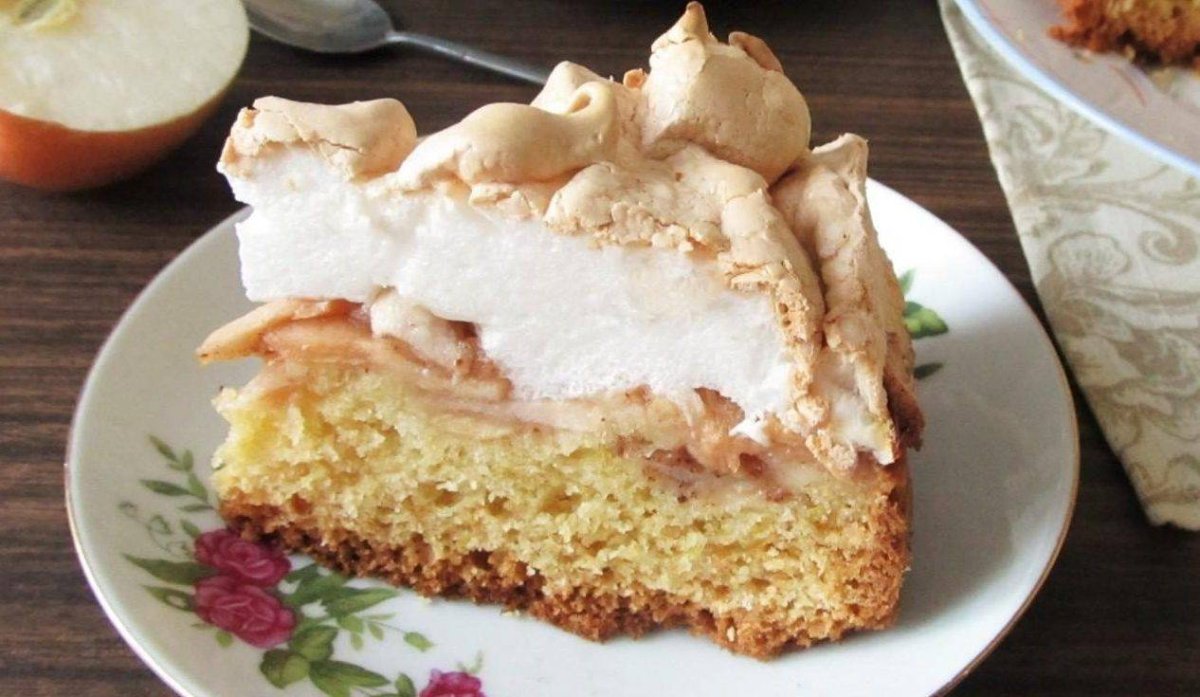 Тарт с яблоками и марципаном