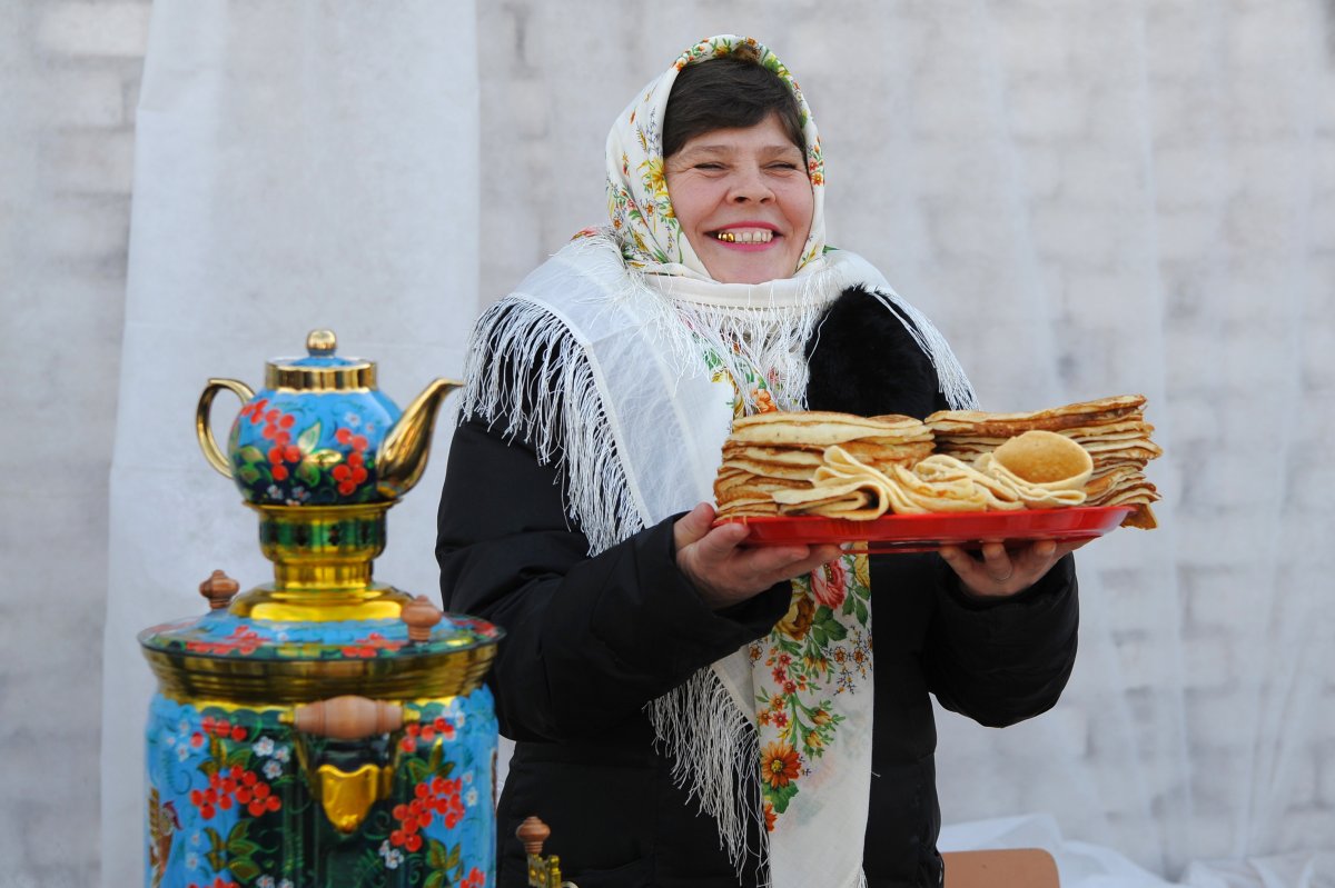 Угощение блинами на Масленицу
