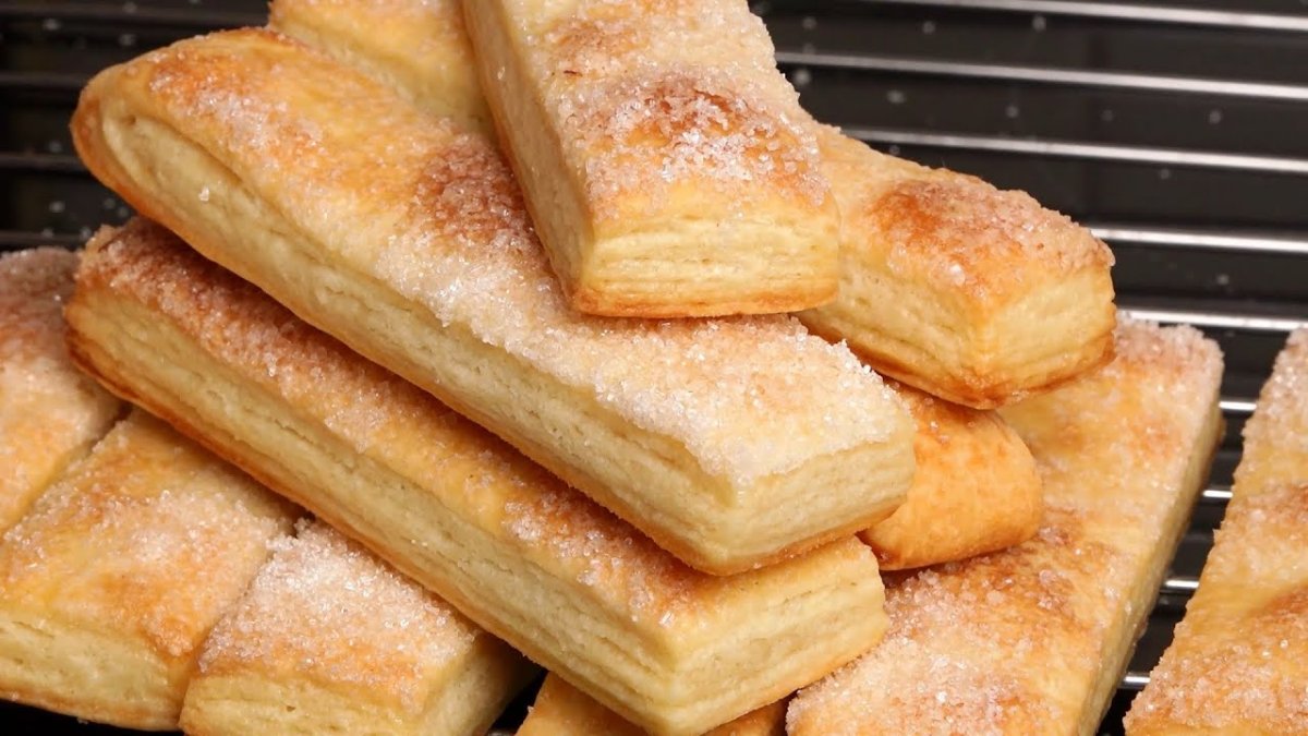 Язычки из слоеного теста с сахаром