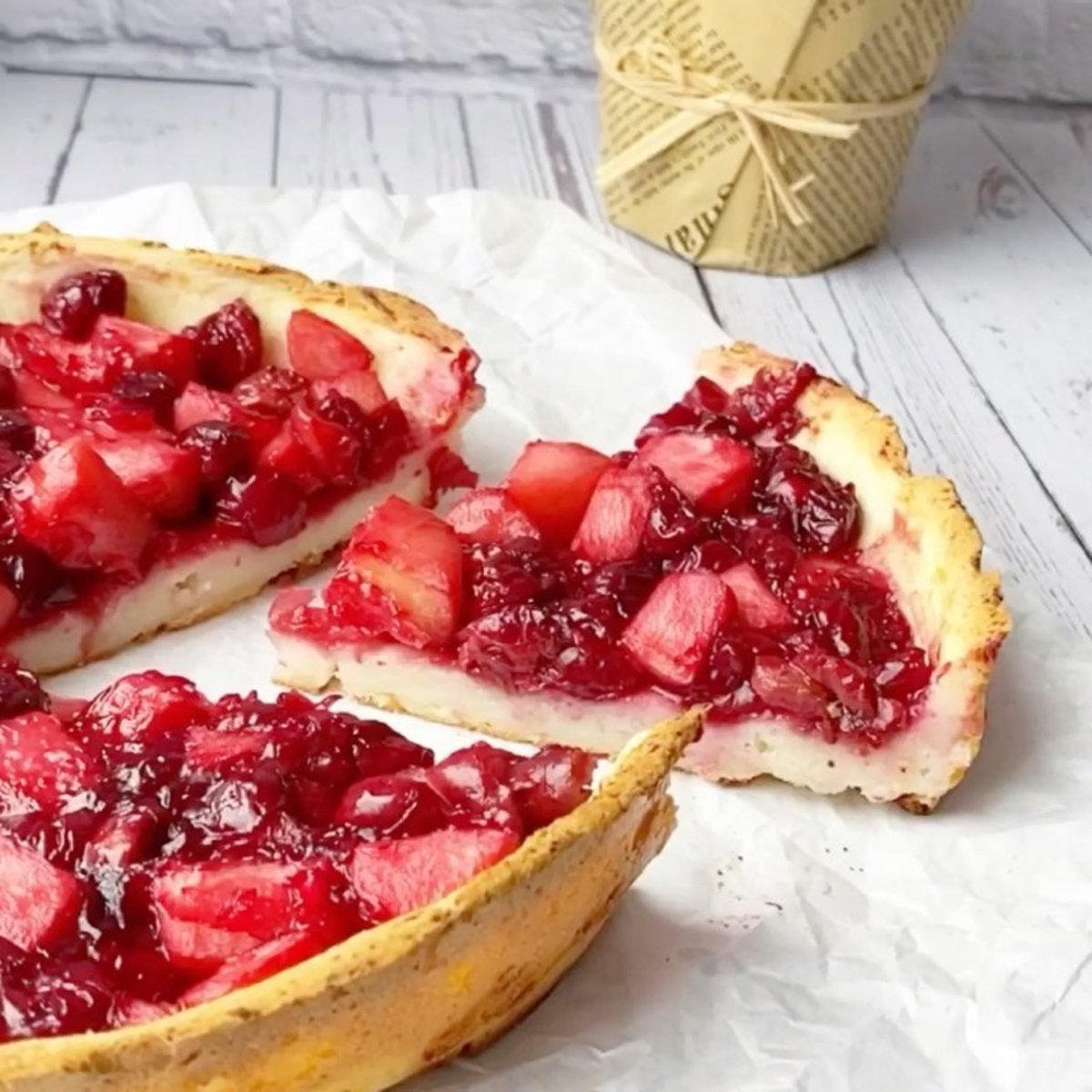 Шарлотка яблоки вишня снежок