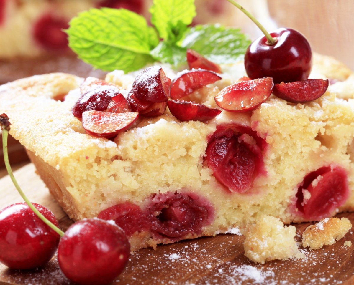 Шарлотка с клюквой