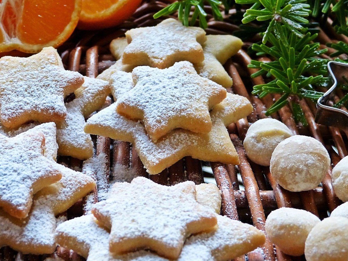 Кофе и печенье с улыбкой