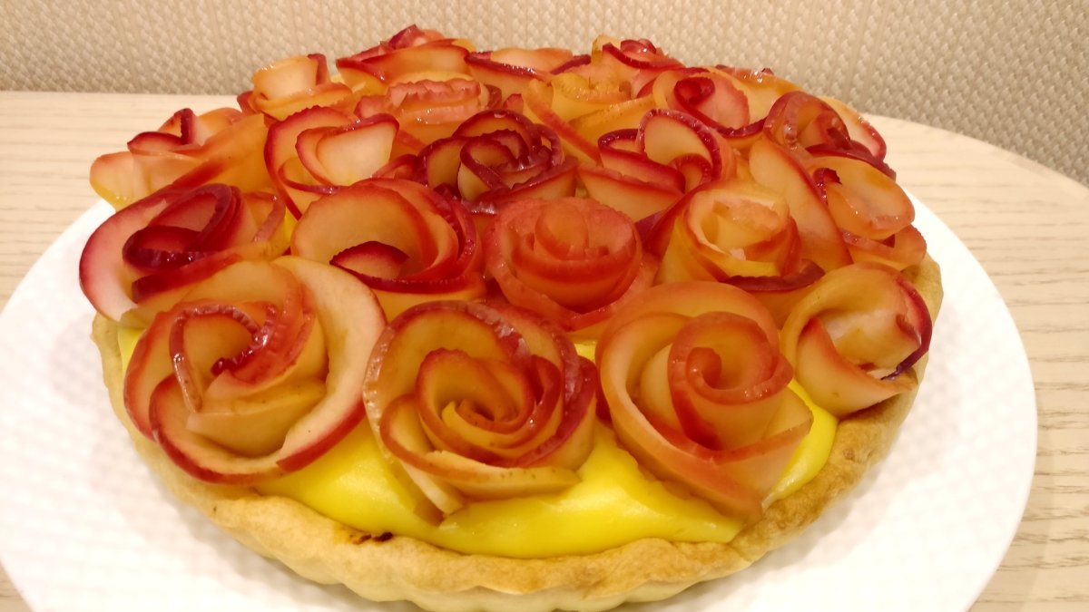 Яблочный пирог с розочками