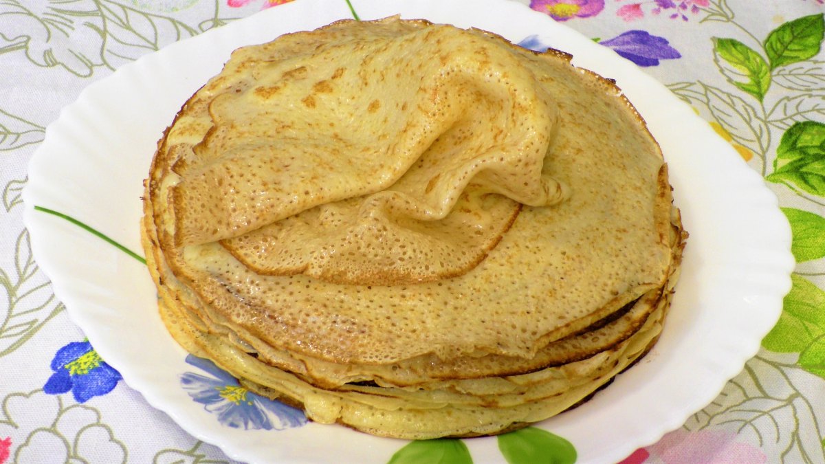 Блины с клубникой и сметаной