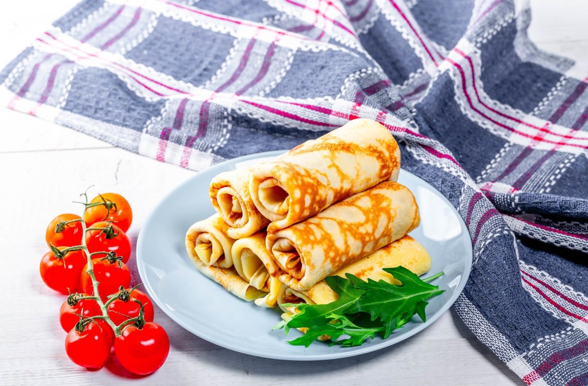 Блинчики с мясом на тарелке