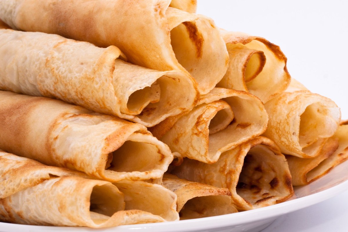 Блинчики с мясом на тарелке