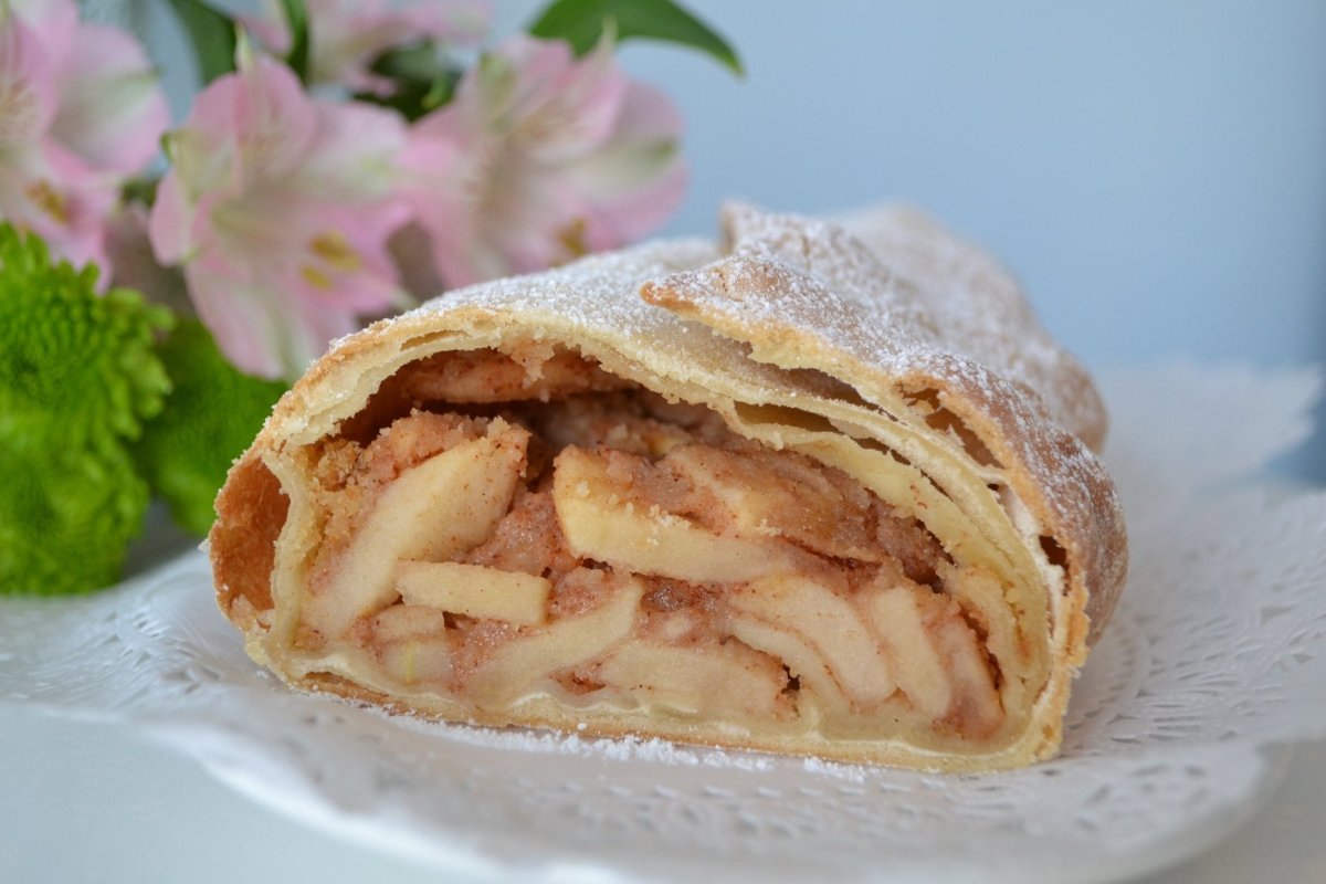 Штрудель с яблоками и корицей