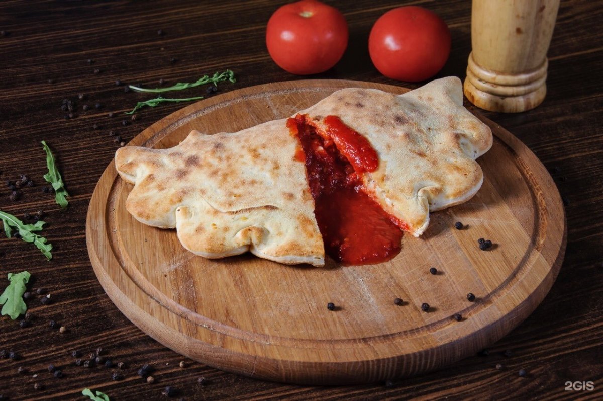 Закрытая пицца разрезанная