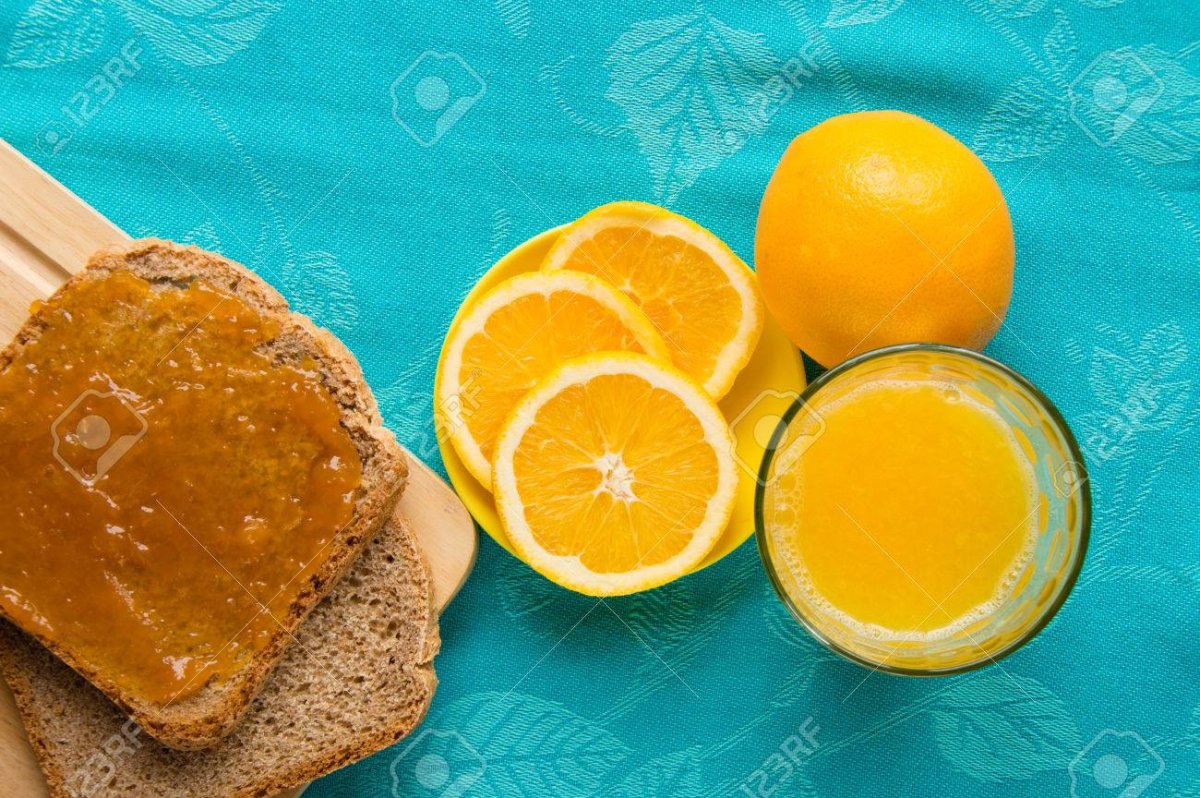 Печенье апельсиновое на тарелке