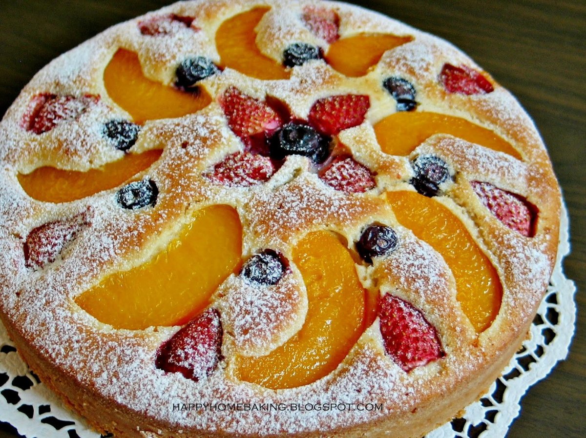 Заливной пирог с клубникой