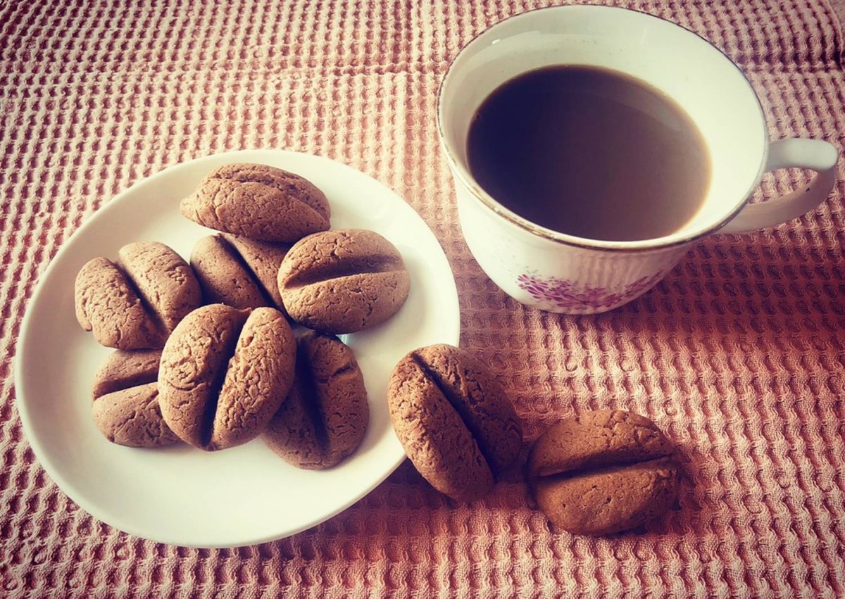 Макарун в кофейных зернах