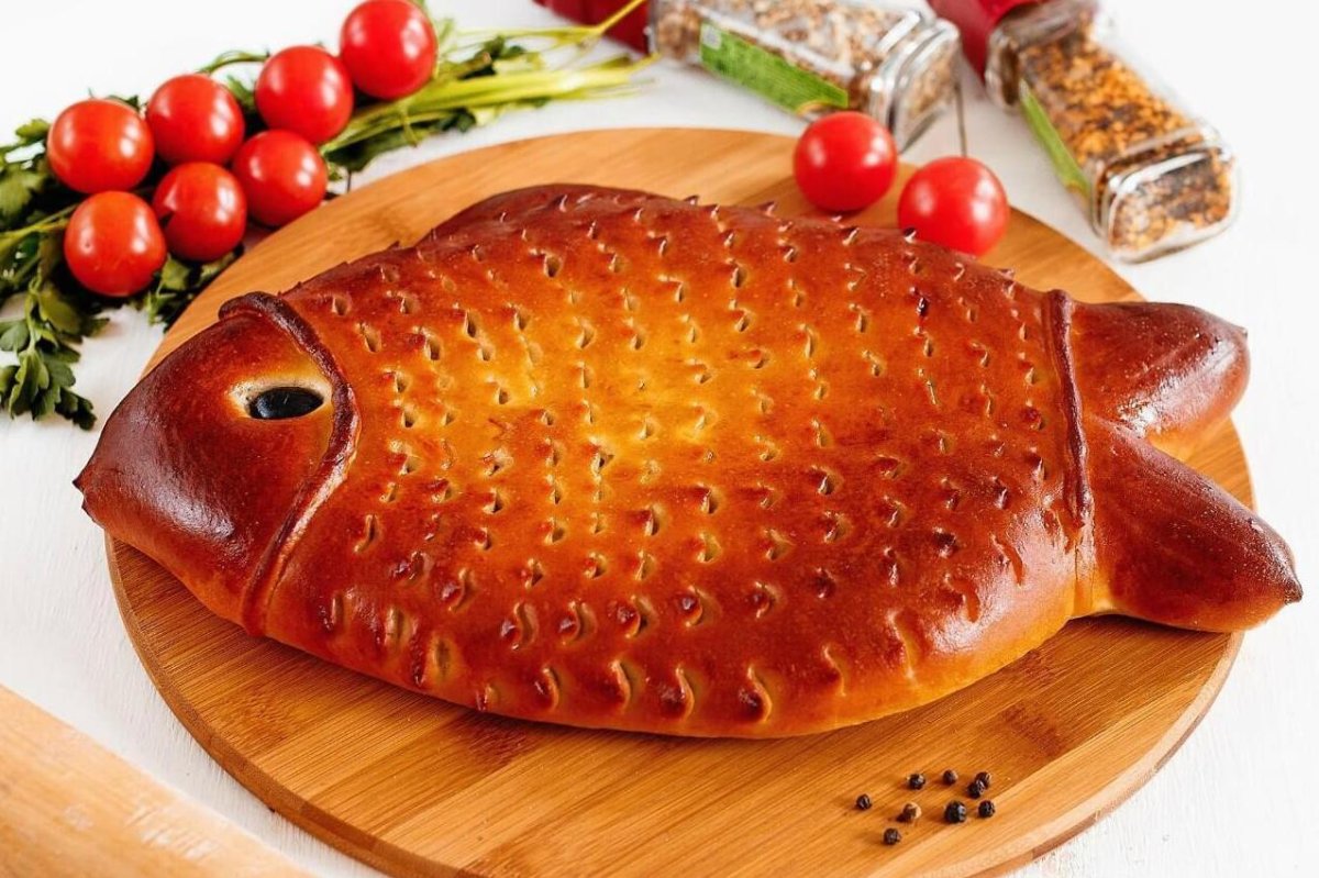 Украшение пирога с рыбой