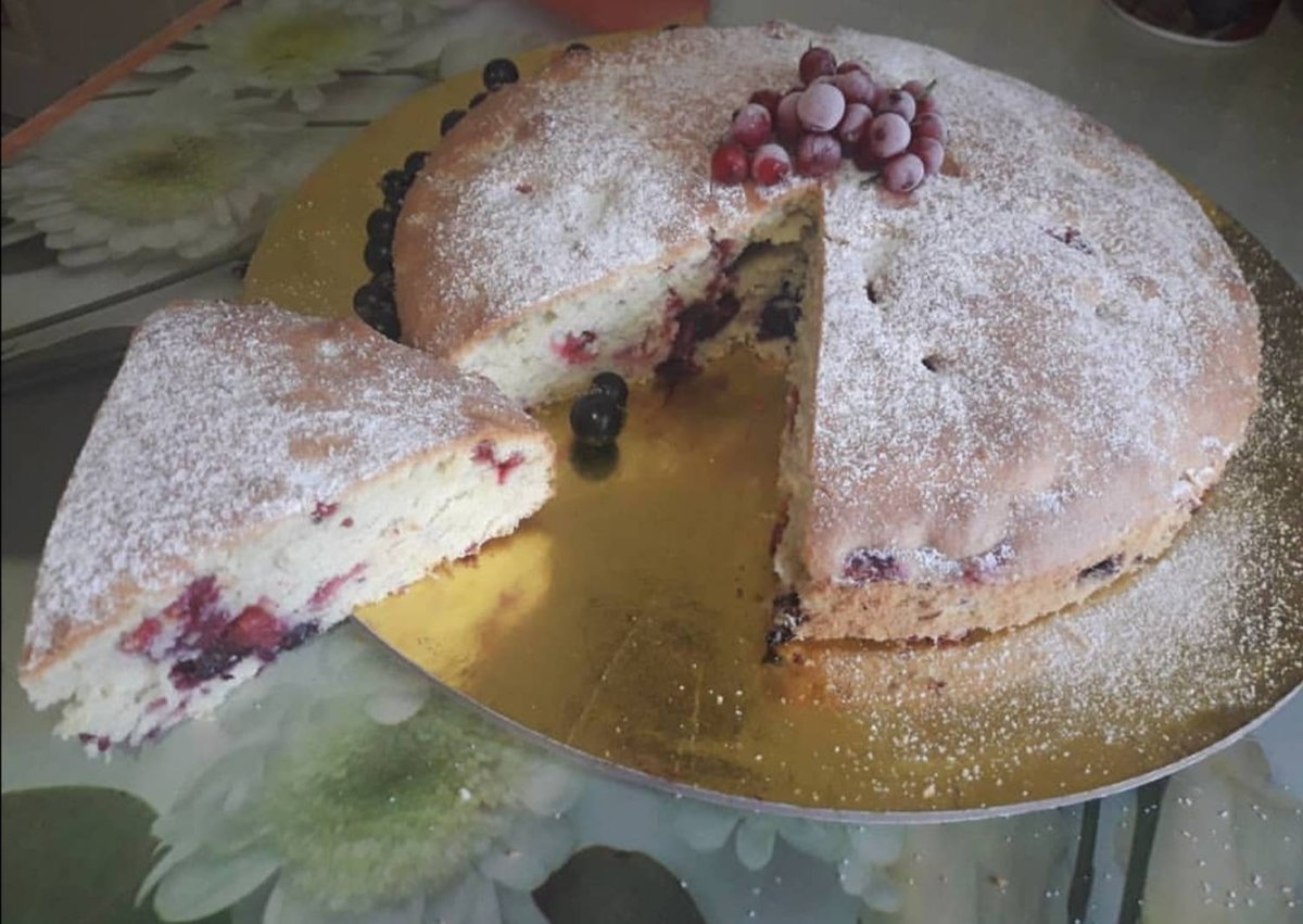 Пирог с заварным кремом и ягодами