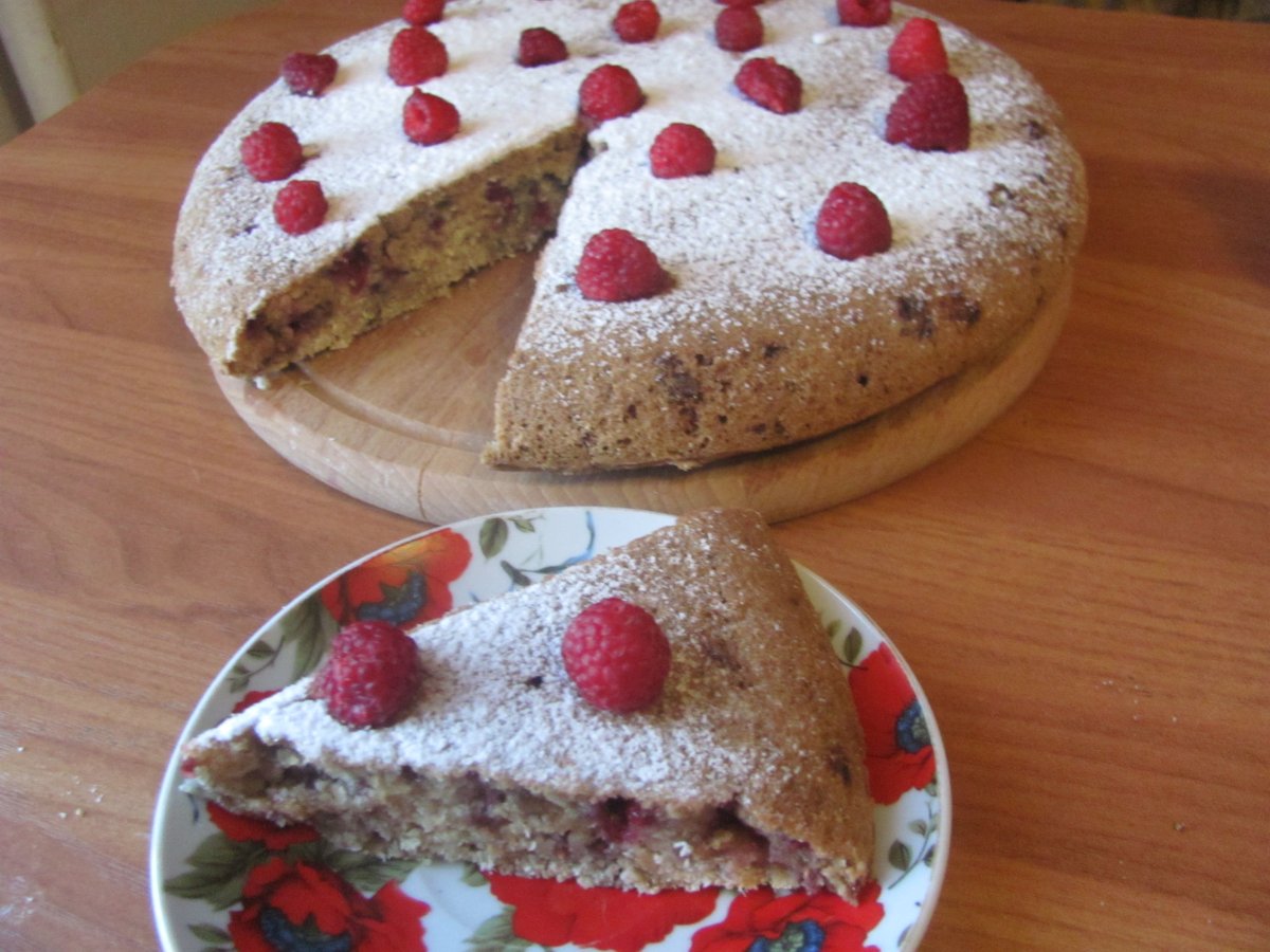Шарлотка с клубникой