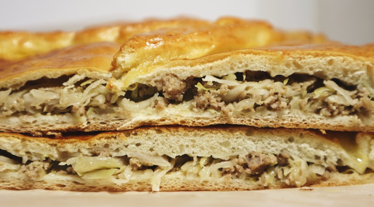 Чесночный пирог с зеленью и сыром