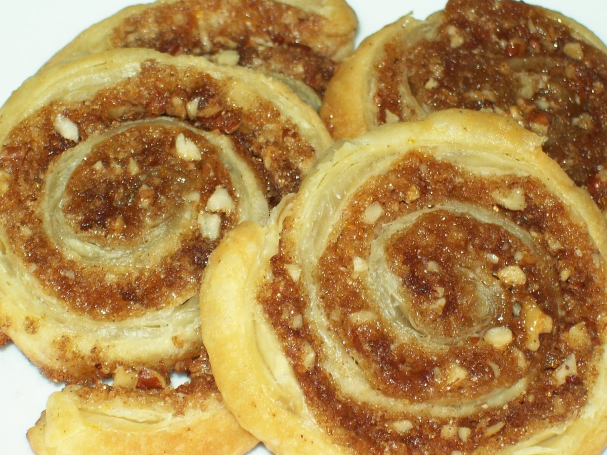 Булочки с грецкими орехами и сахаром