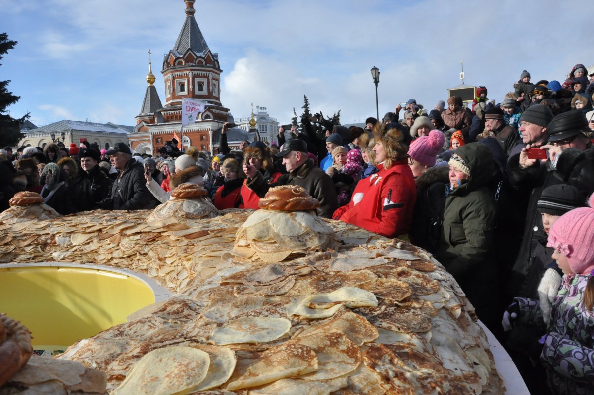 Поедание блинов на Масленицу