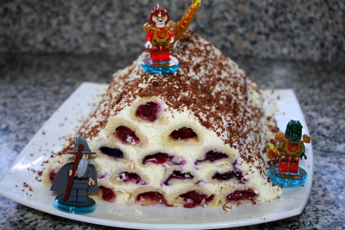 Монастырская изба с вишней