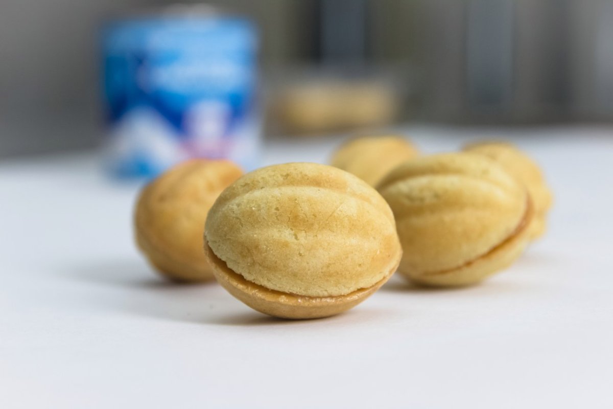 Орешки с вареной сгущенкой