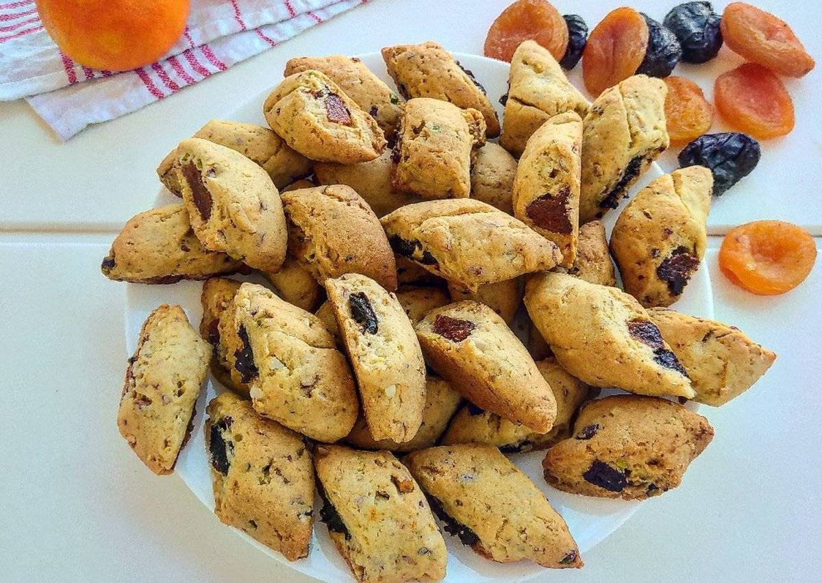 Песочное печенье с сухофруктами и орехами