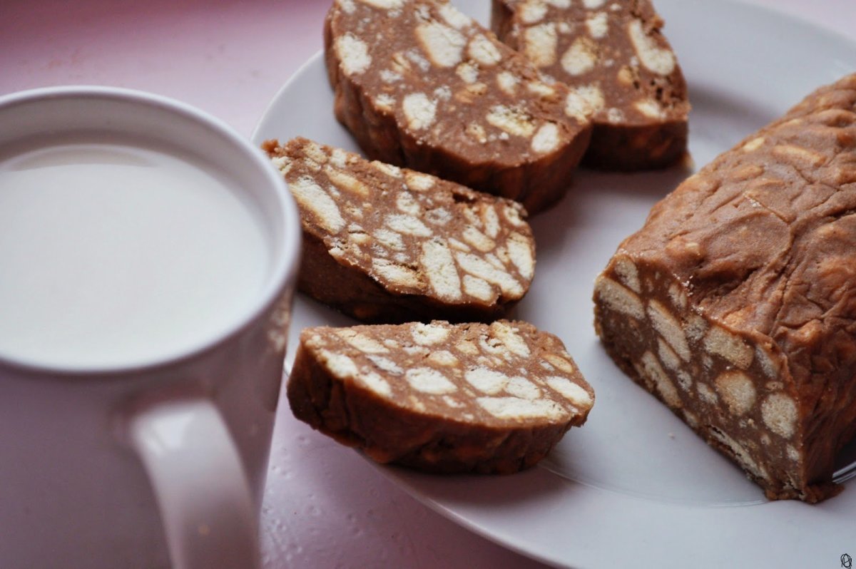 Шоколадная колбаса со сгущенкой и печеньем