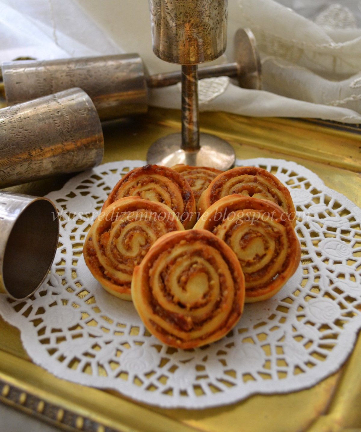 Улитка с изюмом и заварным кремом