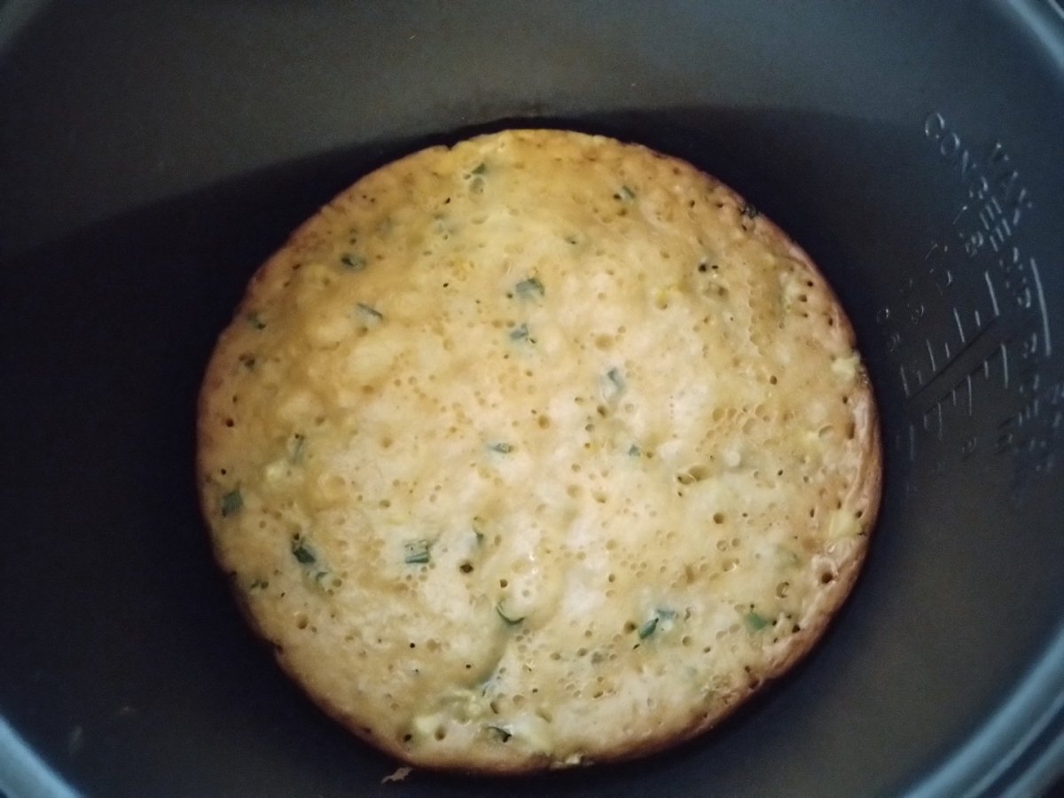 Заливной пирог с луком и яйцом