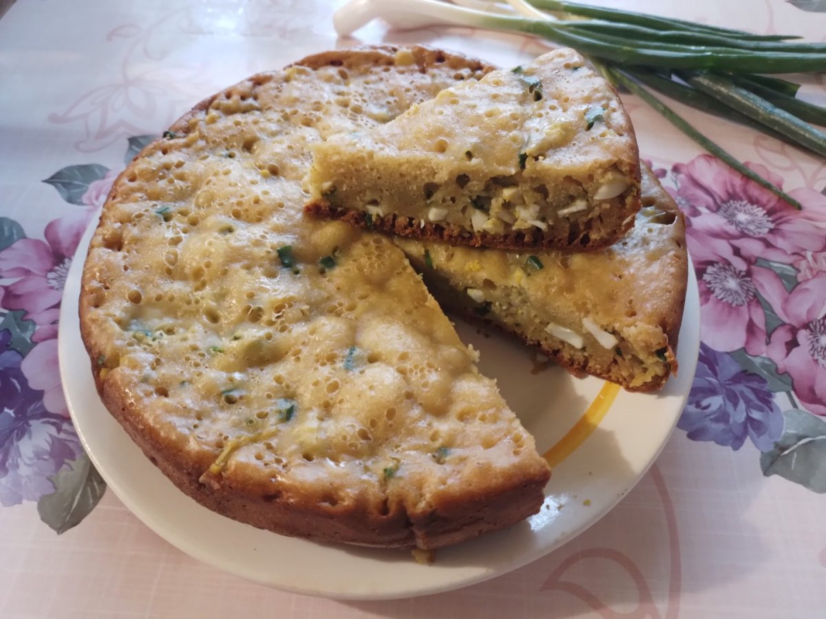 Заливной пирог с луком и яйцом на сметане