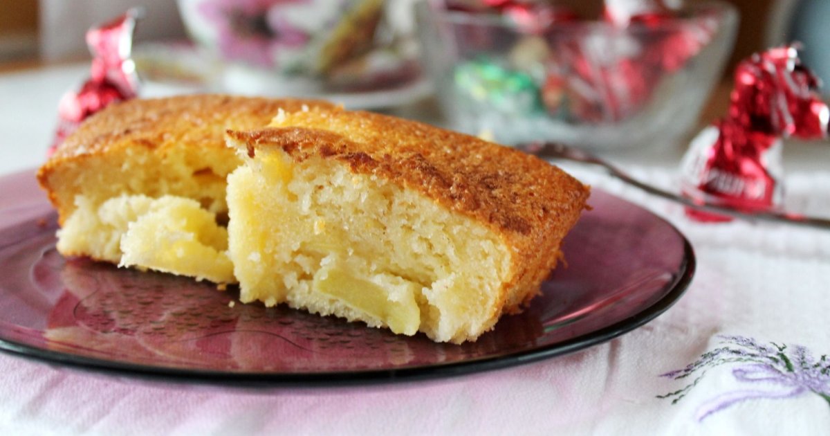 Шарлотка с грушами
