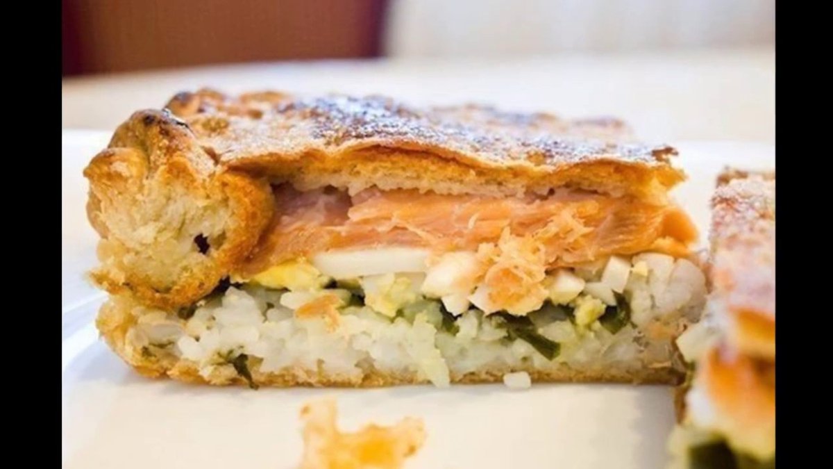 Пирог с рыбой и рисом