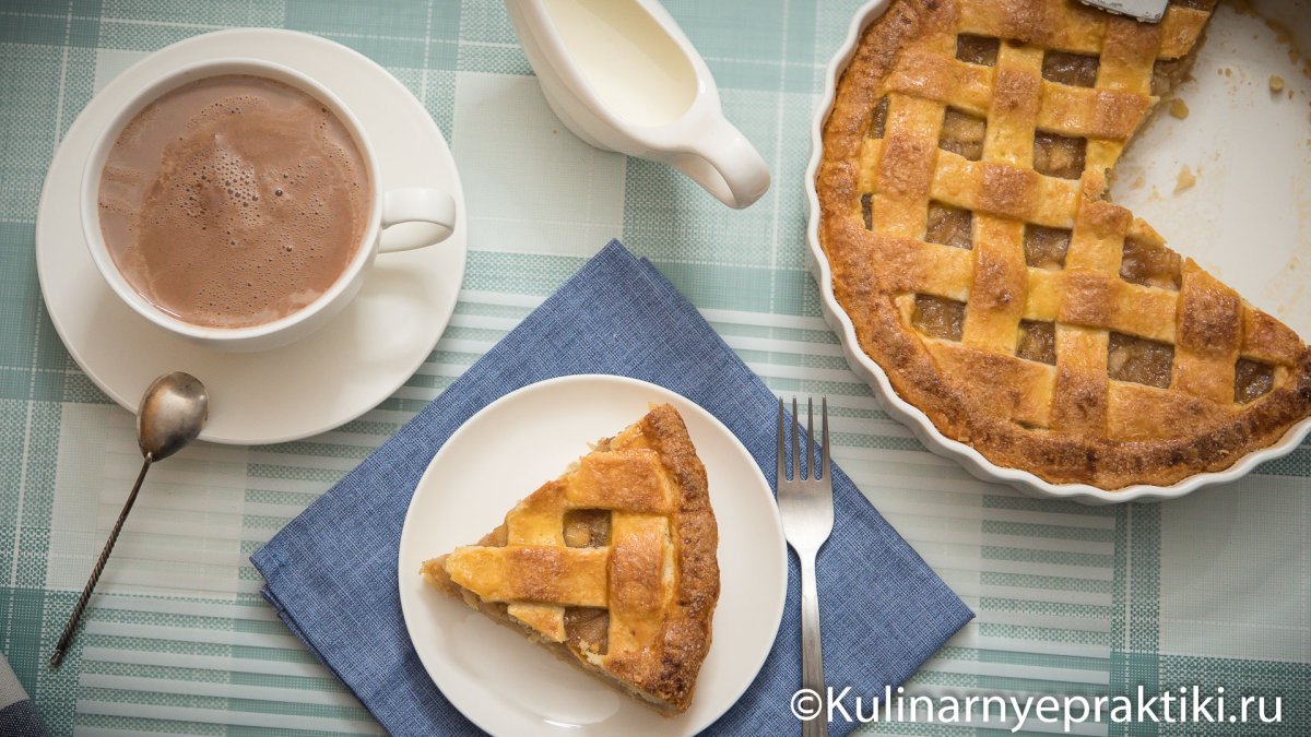 Перевернутый пирог с яблоками и карамелью подача