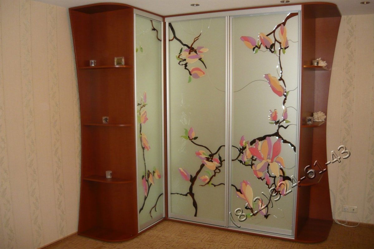 Угловые шкафы купе с витражами