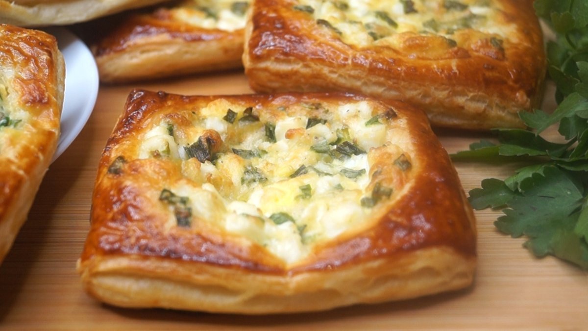 Слоеный пирог с грибами и сыром
