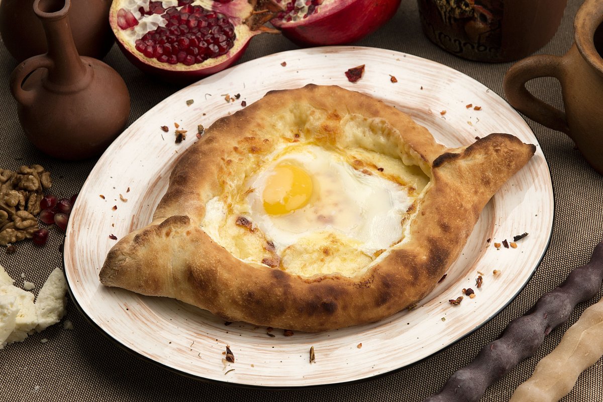 Хачапури по-аджарски с мясом
